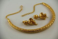 Kanthi Necklace Gold, Hansli Necklace Gold, Gold Hasli Designs, Hasli Necklace Gold, Rajasthani Jewellery, Hasli Necklace, Jewelry Video, Jewellery Aesthetic, Italian Gold Jewelry