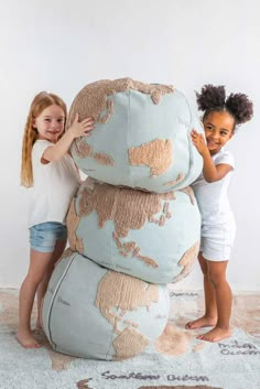 Discover Pouf World Map at Lorena Canals. Eco-friendly, washable & stylish. Elevate your space with quality! Traveler Room, Map Rug, Kids Globe, Lorena Canals Rugs, Childcare Business, Girls Playroom, Lorena Canals, Earth Globe, Bean Bags