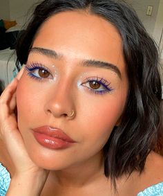 Cute Going Out Makeup Looks, Eyeliner Looks For Brown Eyes, Simple Color Eyeshadow Looks, Subtle Color Eyeshadow Looks, Eclectic Eye Makeup, Festival Makeup Simple, Makeup With Sparkles, Rainy Makeup, Light Summer Makeup Looks