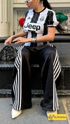 #fashion #fashioninspiration #fashionideas #fashion Motocross Pants Outfit, Marine Serre Outfit Streetstyle, Tokyo Outfits Black Women, Feminine Street Wear, Track Pants Outfit Women, Tokyo Fits, Bangkok Outfit, 2024 Streetwear, Elegant Streetwear