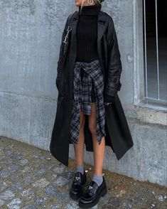 Prada Loafers Women Outfit, Sofia Coelho, Loafers Outfit, Trench Coat Outfit, Chunky Loafers, Timeless Wardrobe, Fashion Victim, Street Style Chic, Coat Outfits