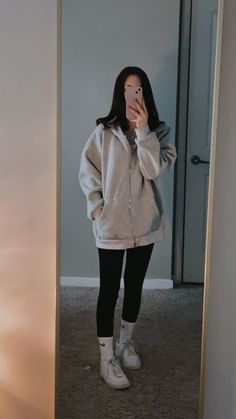 Oversized Grey Hoodie Outfit Aesthetic, Grey Zip Up Hoodie Outfit Winter, Oversized Hoodie Outfit Zip Up, Outfits With Leggings And Hoodies, Gray Zip Up Hoodie Outfit Leggings, Air Force Leggings Outfit, Oversized Hoodie Outfit With Leggings, Black Leggings Grey Hoodie Outfit, Oversized Hoodie Leggings Outfit