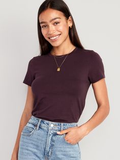 Plain Tee Shirts For Women, Scoop Neck Tee Outfits, Basic T Shirt Outfit, Cute Long Sleeve Shirts, Western Office, Plain Tee Shirts, Body T Shirt, Jeans And T Shirt Outfit, Jeans Outfit Women