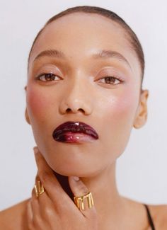 Miminalist skin with statement lips makeup look Glossy Lipgloss, Coachella Makeup, Glossy Makeup, Dope Makeup, Creative Makeup Looks, Makeup And Hair, Makeup Obsession, Editorial Makeup, Festival Looks