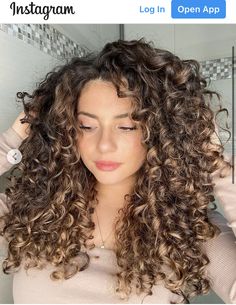 Curly Hair Foilyage, Light Brown Curly Balayage, Caramel Curly Hair Highlights, Highlights Brown Hair Curly, Curly Hair Highlights Caramel, Curly Hair Highlights And Lowlights, Caramel Balayage Curly Hair, Curly Hair Balayage, Curly Balayage Hair