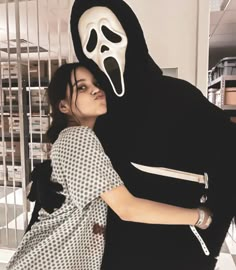 jenna ortega Ghostface Outfit Ideas, Ghostface Costume Women Ideas, Scream Widget, Faiza Core, Iconic Movie Halloween Costumes, Lucia Core, Ghost Face Costume Women, Scream Costume