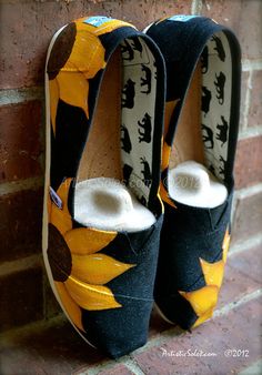 Toms Outfits, Painted Toms, Mens Spring Shoes, Toms Shoes Outlet, Chanel Boots, Shoes Photography, Shoes Drawing