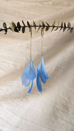 ♀ Handmade feather earrings ♀ Feathers: Coque  ♀ Hoos: 14k gold plated surgical steel  ♀ Drop Height: 7 in. ♀ Nickel Free ♀ Made to Order Feather Crafts, Blue Feather, Flower Jewelry, Boho Stil, Feather Earrings, Dream Jewelry, Chain Earrings, Flower Jewellery, Bohemian Jewelry