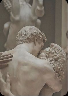 there is a statue of two men embracing each other