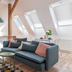 a living room filled with furniture and lots of skylights above the roof top windows