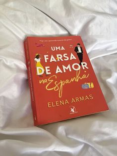 the book una farsa de amor has spanish words on it and is laying on a white sheet