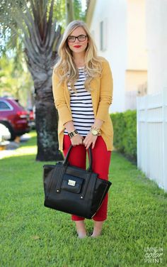 Red skinny + white-black stripe shirt + yellow cardigan.. Great work outfit! Professor Fashion, Outfit Pantalon Rojo, Yellow Cardigan Outfits, Red Pants Outfit, Mustard Yellow Cardigan, Burgundy Trousers, Mustard Yellow Sweater, Black Striped Shirt