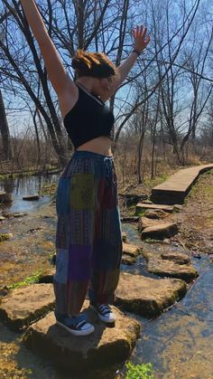 Bohemian School Outfits, Hippe Outfit Aesthetic 70s, Mid Size Hippie Fashion, Hippy Pants Outfit, Hippy Aesthetic Outfit, Hippy Summer Outfits, Hippie Jeans Outfit, Earthy Girl Aesthetic Outfits, Winter Hippy Outfits