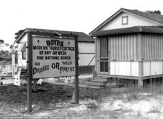 Strict rules: By the middle of the century, parks for a variety of types and sizes of trailers opened. Here, Boyds Modern Tourist Cottages in Pensacola in 1941 Tin Can Tourist, Florida Images, Pensacola Florida, Visit Florida, New Roads, Roadside Attractions, Old Florida, Vintage Florida, Retro Photo