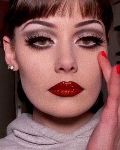 Retro Makeup Hooded Eyes, Retro Smokey Eye, Jazz Makeup Looks, 80s Makeup Authentic, Retro Makeup Looks 90s, 60s Eye Makeup Hooded Eyes, Vintage Cat Eye Makeup, Alt Glam Makeup, Retro Cat Eye Makeup