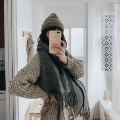 Cozy Fall Maternity Outfits, Maternity Sweatshirt Outfit, Sweater Maternity Outfits, Early Pregnancy Aesthetic, Winter Maternity Outfits Casual, Cold Weather Maternity Outfits, Cozy Maternity Outfits, Maternity Cardigan Outfit, Outfits For Fall Pictures