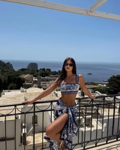 Chic Summer Shorts Outfits, Beach Woman Aesthetic, Beach Shein Outfits, Sea Outfit Summer, Outfits Praia, Boat Outfit Women, Beach Inspo Outfits, Sneakers Summer Outfit, Sunglasses Pose