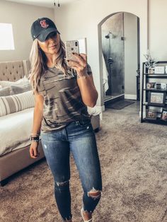 Jeans Outfit With Tshirt, T Shirts And Jeans Outfit, Casual Tshirt Jeans Outfit, Casual Outfits With Hat, Cool Spring Outfits Casual, Womens Outfit With Baseball Hat, How To Dress Up Jeans And Tshirt, Jeans And Hat Outfit, Tshirt And Jeans Outfit Casual