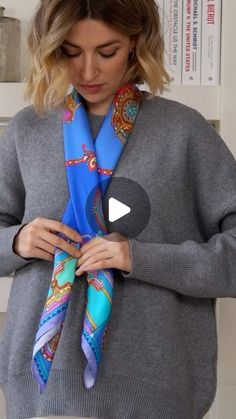 How To Fold Scarf, Scarf Wearing Styles, Ways To Tie Scarves, Potpourri Christmas, Diy Fashion Scarf, Scarf Knots, Mode Tips