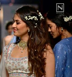 Mira Kapoor Lehenga, Half Saree Hairstyles, January Hairstyles, Reception Hairdo, Marriage Hairstyles, Meera Kapoor, Hair Accesories Wedding, Mandap Seating, Beach Mandap