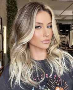 Blonde Lowlights, Cool Blonde Hair, Fall Blonde, Blonde Hair Color Ideas, Dark Roots Blonde Hair, Dark Blonde Hair, Mom Hairstyles