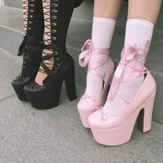 Pink Grunge, Goth Shoes, Mode Kawaii, Mode Grunge, Dr Shoes, Pastel Goth Fashion, Cute Shoes Heels, Pastel Grunge, Kawaii Shoes