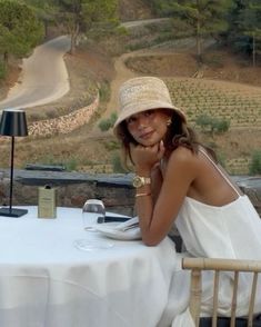 Italy Honeymoon, Honeymoon Outfits, Italian Countryside, Italy Outfits, Italian Women, Italian Summer, Summer Feeling, Classy Chic, European Summer