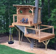 a tree house built into the side of a tree