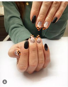 Nails Fall Halloween, Nails Different Designs Each Finger, Easy Halloween Nails, Spider Webs Halloween, Nails For Beginners, Halloween Nails Easy, Gel Mani, Simple Gel Nails