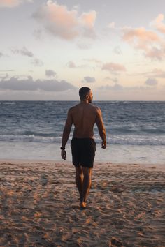 Foto de hombre en la playa Guy Beach Poses, Beach Posing Ideas Men, Poses For Beach Photos, Men Beach Photos, Men At Beach, Ideas Para Fotos Hombres, Beach Shoot Ideas