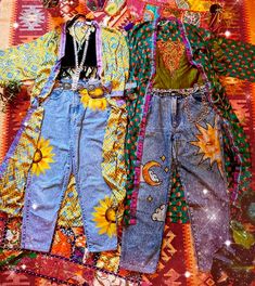 Boho Woman Style, 70s Folk Fashion, Hippie Style Men, Moda Hippie Chic, Bohemian Jeans, Mundo Hippie, Jeans Unique, Hippie Jeans