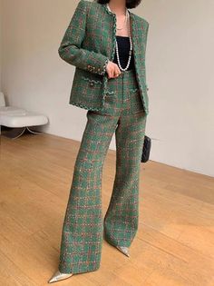 Haute Couture, 1920s Womens Pants, Tweed Suit Women, Tweed Fashion, Tweed Pants, Woman Suit Fashion, Pantsuits For Women, Tweed Suits, Plaid Fashion