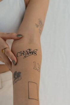 Das berühmte Box-Tattoo symbolisiert die Band The 1975 und bezieht sich vor allem auf das Logo und die Themen ihrer ersten beiden Alben. 

Darüber hinaus stellt ein Rechteck Tattoo stark den Wunsch nach Stabilität und Gleichgewicht. Das Tattoo einer Blume, die mit einem Pflaster umwickelt ist, und kleine Fineline-Schriftzüge verleihen diesem schönen minimalistischen Patchwork-Ärmel-Tattoo einen Hauch von Abstraktion The 1975, Back Tattoo, Tatting, Piercings, Band, Pins, Patchwork