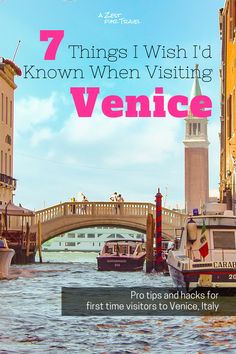 boats floating down a river next to tall buildings with the words 7 things i wish i'd known when visiting venice