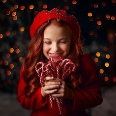 Christmas Picture Poses For Kids, Christmas Picture Ideas Toddler, Christmas Kid Photoshoot Ideas, Christmas Foto Ideas, Christmas Self Portrait Ideas, Julfotografering Barn, Xmas Photoshoot Ideas Kids, Christmas Picture Ideas For Kids, Toddler Christmas Photo Ideas