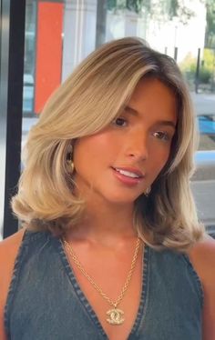 Bob Blonde Haircut, Short Haircut 90s Style, Short Hair For Thick Hair Wavy, Cute Short Haircuts Blonde, Blonde Rachel Haircut, Cute Bob With Curtain Bangs, Long Bob Blow Dry, Short Flipped Out Bob, Bouncy Long Bob