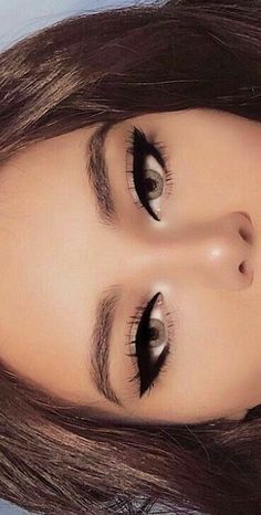 Tutorial Eyeliner, Eyeliner Tips, Alat Makeup, Video Makeup, Makeup Tip, Blue Eyeliner, Smink Inspiration, Eye Liner Tricks, Eyeliner Makeup