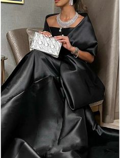 Meerjungfrau / Trompete Abendkleid Schwarzes Kleid Elegantes Kleid Formelle Hofschleppe Halbarm Schulterfrei Satin mit Schleife(n) Schlitz Evening Gown Black, Black Dress Elegant, Gown Elegant, Mermaid Evening Gown, Gown Black, Dresses Formal Elegant, Evening Gowns Elegant, Dress Formal, Dress Elegant