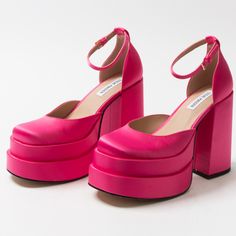 - Brand New, In Box, Never Worn - Perfect Condition - 5 Inch Heel, 2.4 Inch Platform - Gorgeous Shoe, Just Doesn't Suit Me - It's Giving Barbie!! Steve Madden Charlize, Satin Platform Heels, Steve Madden Platform Heels, Disco Queen, Steve Madden Platform, Steve Madden Sandals, Gorgeous Shoes, Pink Heels, 5 Inch Heels