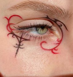 Witchy Makeup Aesthetic, Flame Eyeliner, Fall Eyeliner, Flora Makeup, Graphic Liner Makeup, Hippie Makeup, Nye Makeup, Graphic Makeup, Rave Makeup