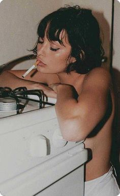 Vintage Bathroom Photography, Vintage Photoshoot Ideas 90s, Photoshoot Bathroom, Bathroom Photoshoot, Vintage Photoshoot, Shotting Photo, Poses Photography, Photoshoot Themes, Insta Pictures