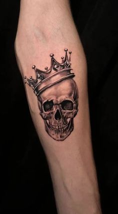 a skull with a crown on it's head is shown in this tattoo design