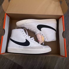 Brand New Nike Blazer Mid ‘77 Preppy Shoes Cheap, Nike Blazer Outfit Preppy, Nike Blazer Drawing, Nike Blazer Mid '77, Shoes For School 2024, Shoes For Women 2024, Nike Blazers Mid 77's, Nike Blazer Shoes Outfit, Swag Shoes For Women