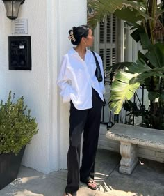 Business Cool Style, Large White Shirt Outfit, 2023 Mid Size Fashion, Summer Outfits Black And White, White Top Black Jeans Outfit, Office Outfits Aesthetic, Japanese Summer Outfits, White Shirt Fits, Women's Button Down Shirt