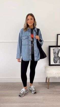 Denim Shirt Black Leggings, Outfit Sobrecamisa Mujer, Oversized Denim Shirt Outfit, Oversized Jacket Outfit, Outfits Leggins, Denim Shirt Outfit, Casual Sporty Outfits, Oversized Denim Shirt, Mommy Outfits