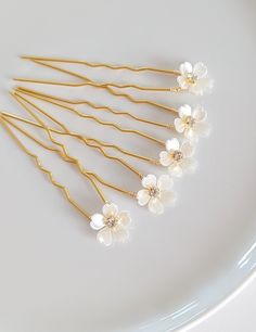 Add a touch of romance and sparkle to your wedding day with the perfect dainty bridal hair accessory. These exquisite floral hair pins are the ideal addition to any modern brides hairstyle - from boho chic to classic elegance. Let your hair accessories reflect the unique beauty of your love story on your special day. Sold individually or as a set DETAILS: - Each item is made to order and delicately handcrafted - Flower: 1.5 cm (1/2") x 1.5 cm (1/2") - Metal hair pins (gold or silver) - Wrapped w Boho Hair Pins, Flower Hair Piece, Wedding Hair Pin, Headpiece Wedding Hair, Crystal Comb, Bridesmaid Hair Pins, Wedding Hair Head Piece, Flower Hair Pieces, Floral Hair Pins