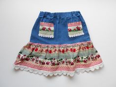 This pretty skirt is made from 100% cotton fabrics. The upper saddle is made of solid denim, the skirt has a total length of 34 cm and including a flounce of a total of 17 cm with a 2 cm wide white lace hem. 2 cute little pouches are sewn on the front. The wide, drawn-in rubber band in the waist tunnel band also supports dressing independently and is sure to be a lot of fun for a little girl. For toddlers 1 - 2.5 years Gr 86, Pretty Skirt, Jean Skirts, Girls Skirts, Pretty Skirts, Lace Hem, Rubber Band, Cotton Fabrics