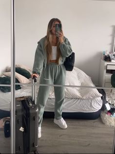 Cute Airport Outfit, Sweatpants Outfits, Airport Fits, Causual Outfits, Airport Outfit, Winter Fashion Outfits, Outfits Casuales, Travel Outfit