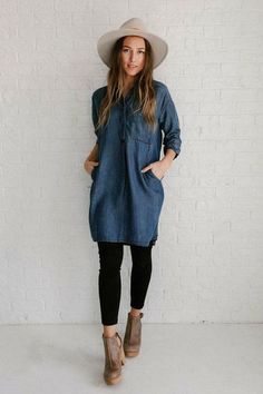 Denim Dress Outfit Winter, Dress In Winter, Look Legging, Shirt Dress Outfit, Wear To Work Dress, Grunge Dress, Mode Abaya, Winter Dress Outfits