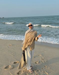 Hijabi Bali Outfit, Hijabi Cruise Outfits, Honeymoon Outfits Hijab, Maldives Outfit Ideas For Hijabi, Hijabi Beach Aesthetic, Bali Honeymoon Outfits, Bali Hijab Outfit, Muslimah Beach Outfit, Modest Beach Outfit Hijab